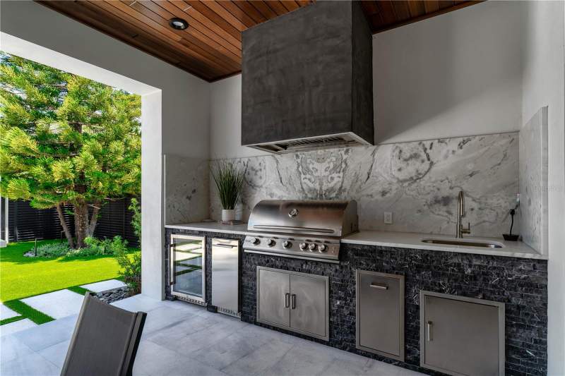 5 bedroom Single Family Residence at 2201 N Glenwood Drive, Ridgewood Park, Tampa — photo 4