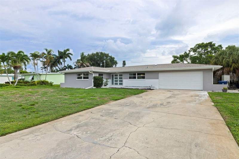3 bedroom Single Family Residence at 7073 S SHORE DRIVE, PASADENA ISLE, ST PETERSBURG — photo 1