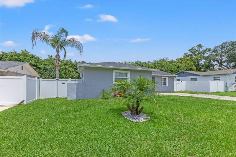 3 bedroom Single Family Residence at 560 Robin Hill Circle, Brandon Estates, Brandon — photo 3