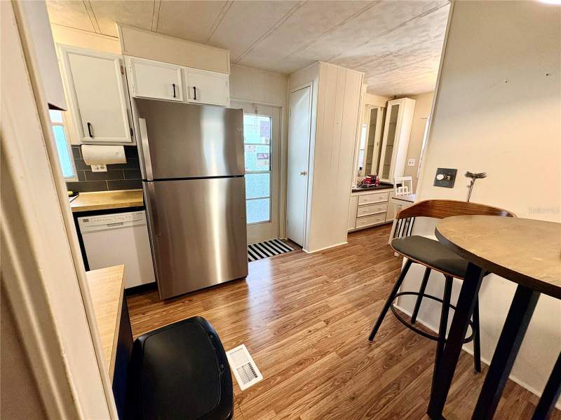 2 bedroom Manufactured Home at 2790 Indianwood Drive, Laurel Estates, North Fort Myers — photo 3