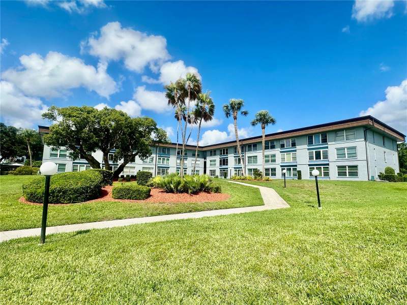 3 bedroom Condominium at 333 Lake Howard Drive #304B, Imperial Harbours Ph I, Winter Haven — photo 2