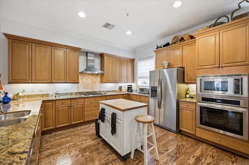 3 bedroom Townhouse at 114 E Davis Boulevard #8, Villa Del Mare Twnhms, Tampa — photo 4