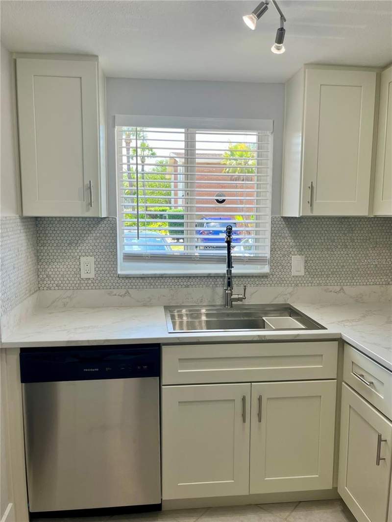 2 bedroom Condominium at 4550 OVERLOOK DRIVE #156, LAKE OVERLOOK APTS, ST PETERSBURG — photo 5
