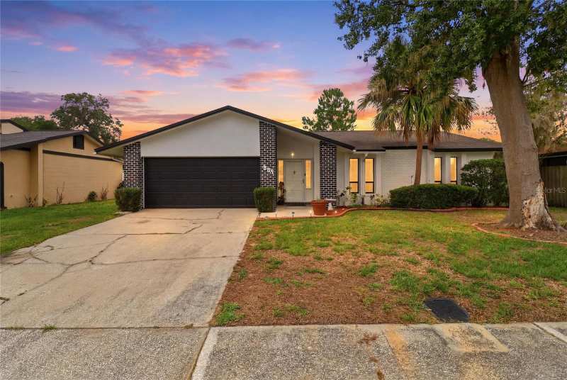 3 bedroom Single Family Residence at 804 Centerwood Court, Southwood Hills Unit 14, Brandon — photo 1