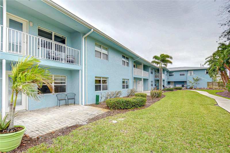 1 bedroom Condominium at 300 Venetian Drive #2, Venetian Shores Condo, Clearwater — photo 1