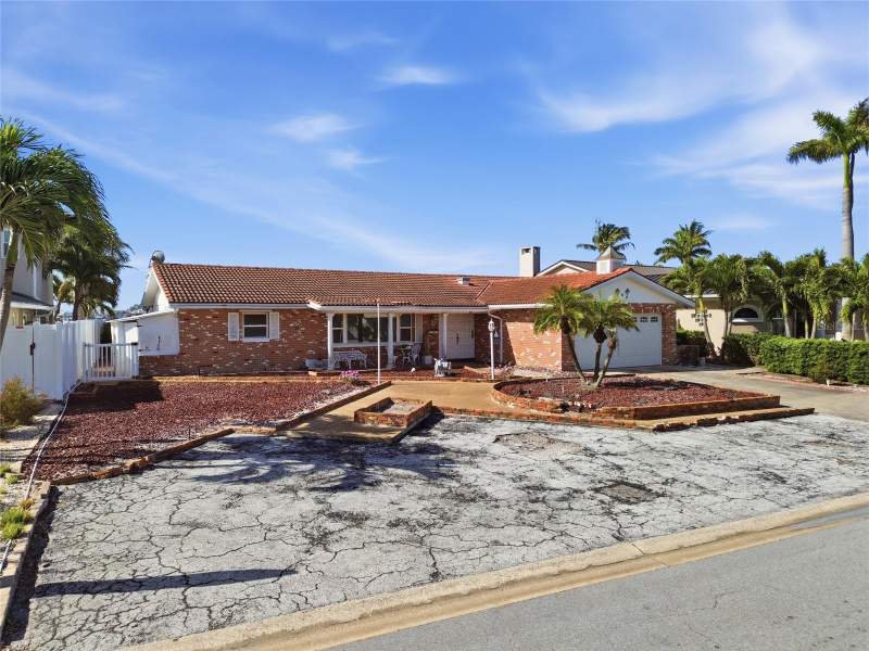 4 bedroom Single Family Residence at 4 Bellevue Drive, Paradise Island 6th Add, Treasure Island — photo 2