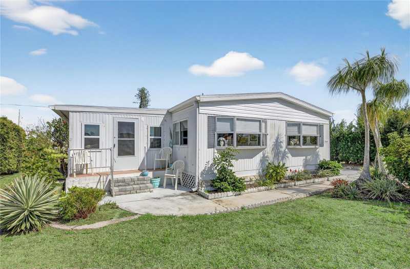 2 bedroom Mobile Home at 1349 Seagull Drive, Hol Mob Estate 2nd Add, Englewood — photo 1