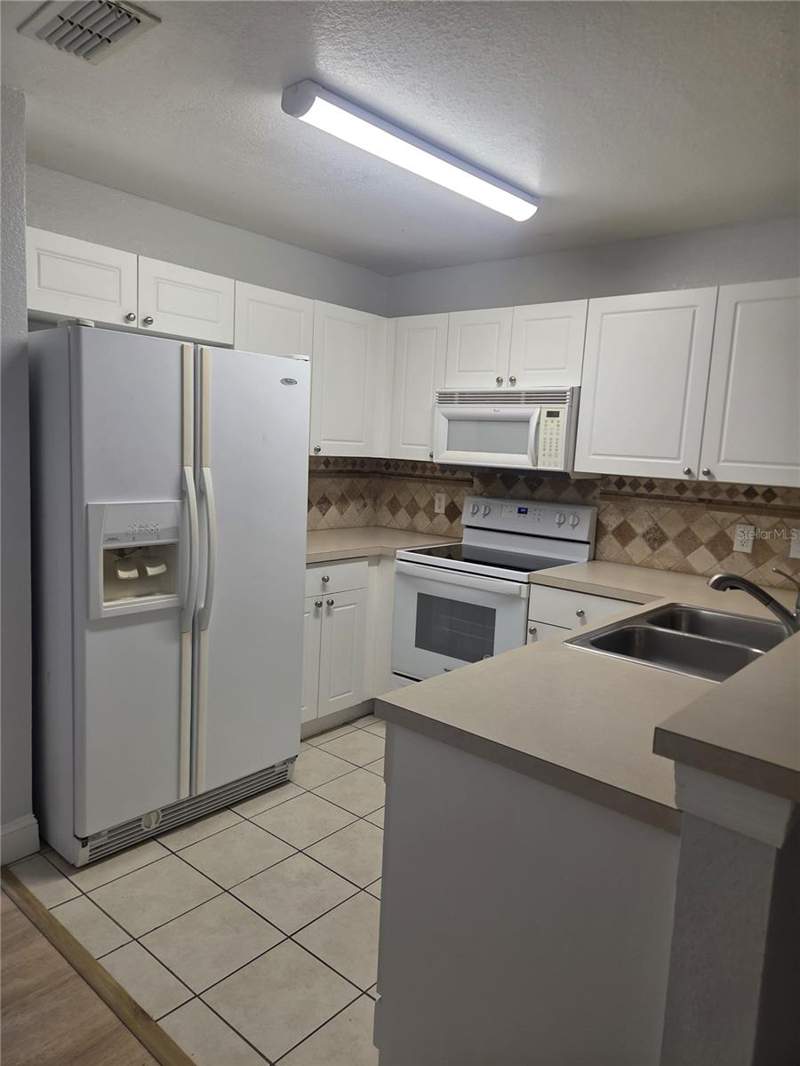 2 bedroom Townhouse at 302 Cervantes Drive, Rio Hills Twnhs, Kissimmee — photo 3