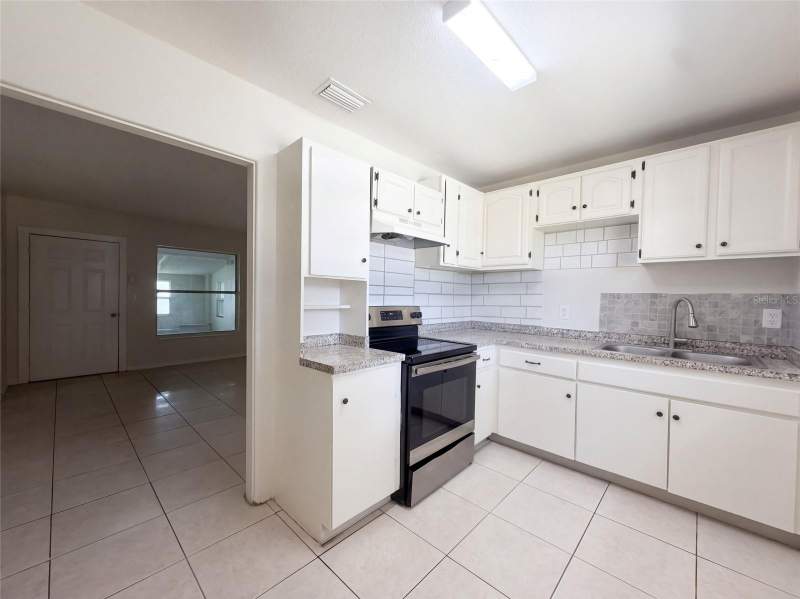 4 bedroom Single Family Residence at 7916 Endive Avenue, Progress Village Unit 1, Tampa — photo 2