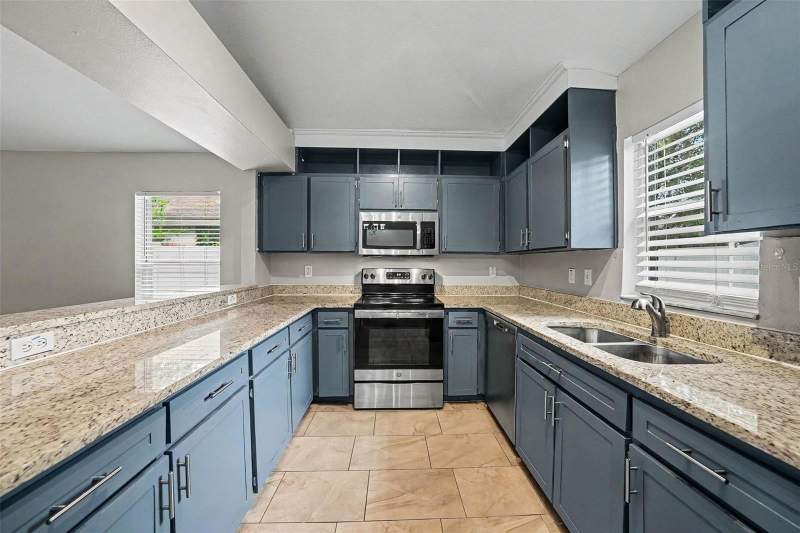 4 bedroom Single Family Residence at 4803 Dunquin Place, Lakewood Crest Ph 2, Tampa — photo 2