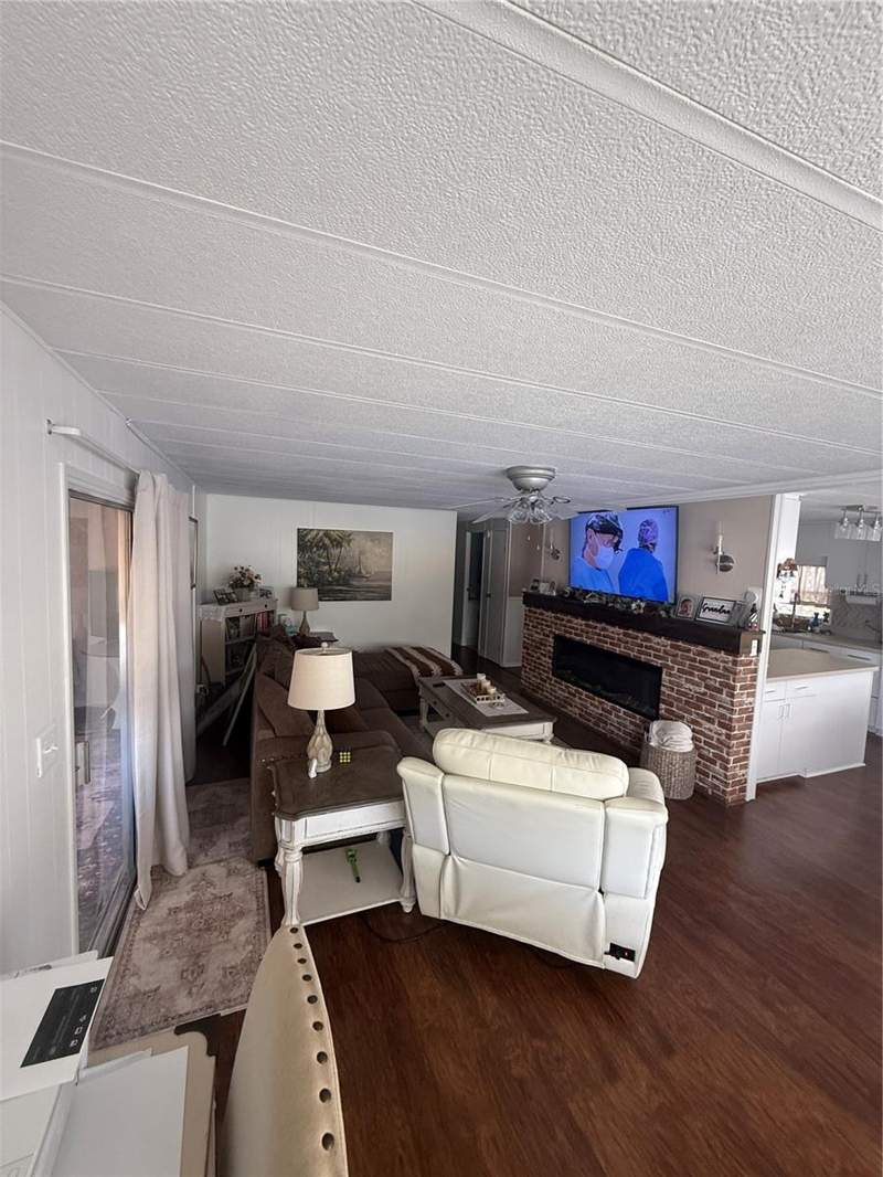 2 bedroom Mobile Home at 7880 54th Avenue #125, Club Chalet Unrec Mhp, St Petersburg — photo 4