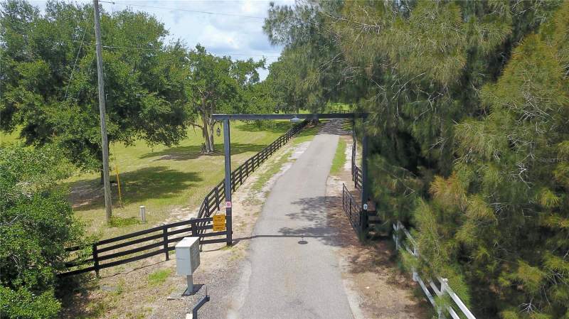 6 bedroom Farm at 16945 W Phil C Peters Road, Na, Winter Garden — photo 2