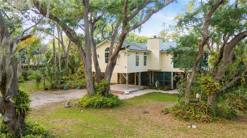 3 bedroom Single Family Residence at 420 Hanby Street, Crystal Beach, Crystal Beach — photo 2
