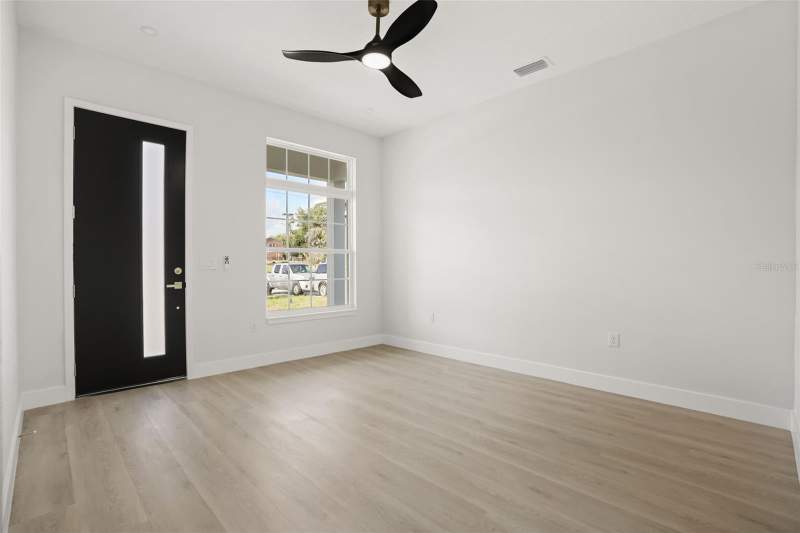 4 bedroom Single Family Residence at 823 E McDonald Avenue, Official Map/Town/Eustis, Eustis — photo 2