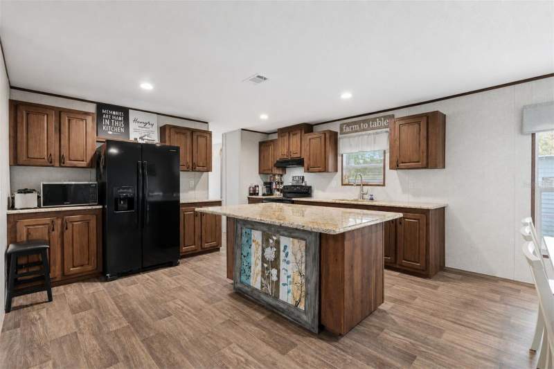 5 bedroom Manufactured Home at 42215 Beech Avenue, Highland Lakes Sub, Deland — photo 2