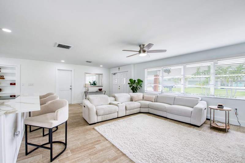 3 bedroom Single Family Residence at 12125 6th Street, Capri Isle Sub, Treasure Island — photo 5