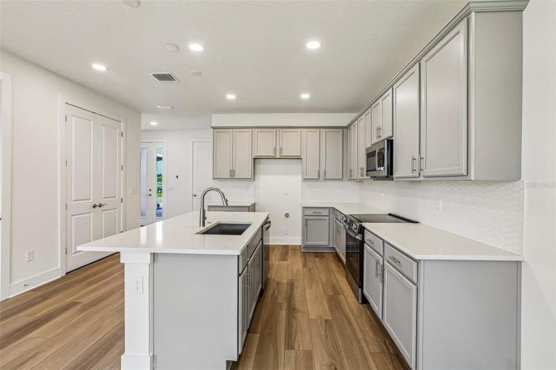3 bedroom Townhouse at 31850 Clover Fin Court, Epperson Crystal Lagoon Twnhms, Wesley Chapel — photo 4