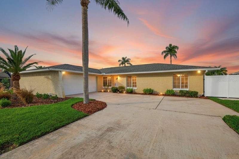 3 bedroom Single Family Residence at 1963 Tanglewood Drive, Tanglewood Isle Sub, St Petersburg — photo 2