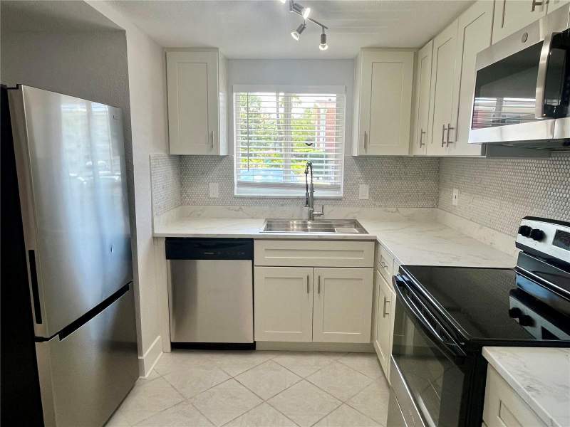 2 bedroom Condominium at 4550 OVERLOOK DRIVE #156, LAKE OVERLOOK APTS, ST PETERSBURG — photo 3
