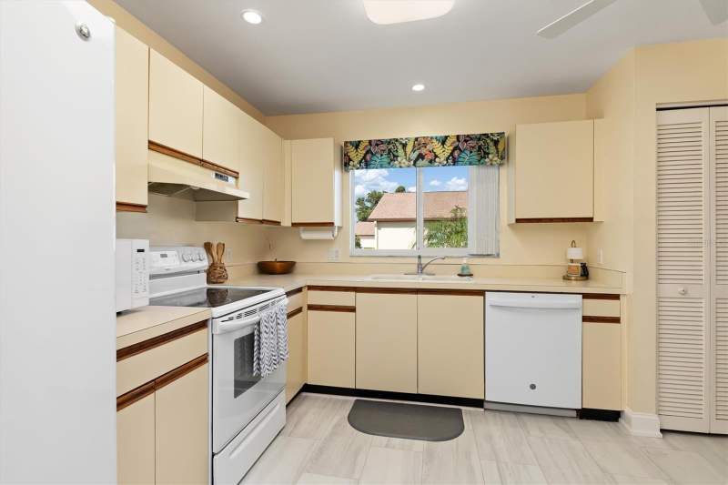 2 bedroom Single Family Residence at 609 Bramblewood Lane #181, Foxwood, Englewood — photo 3
