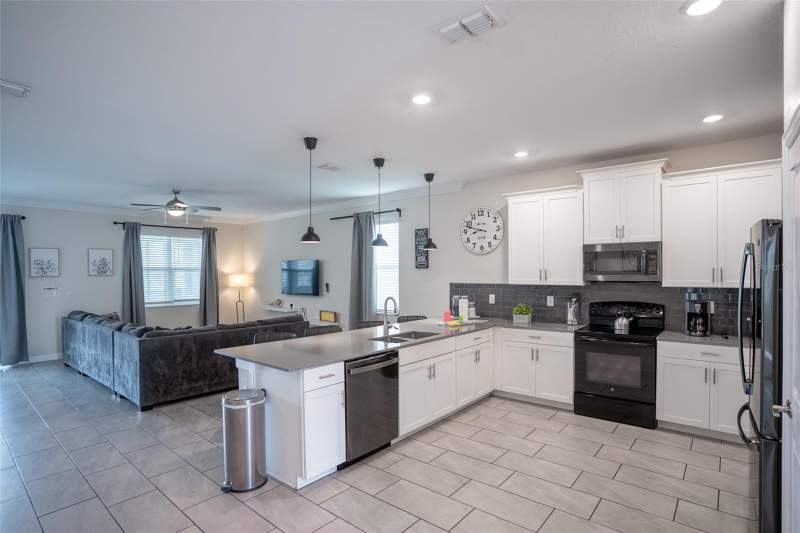 9 bedroom Single Family Residence at 2746 Oxymoron Way, Storey Lake III, Kissimmee — photo 5