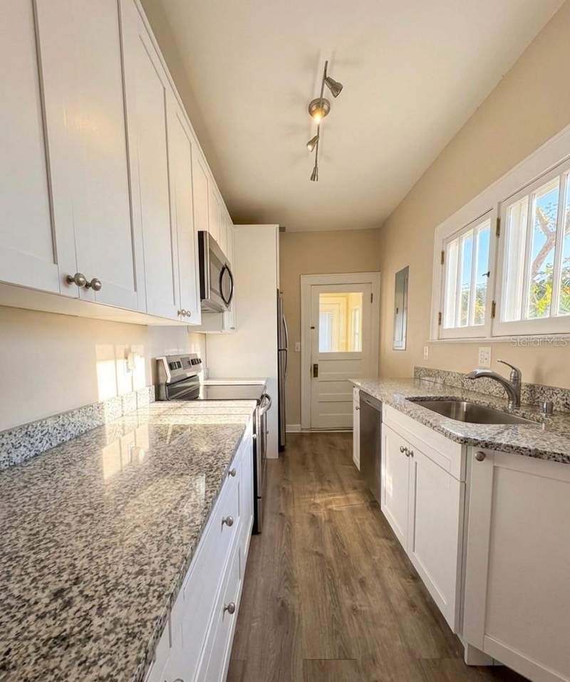 2 bedroom Single Family Residence at 1010 14th Avenue, Highland Park, Largo — photo 2