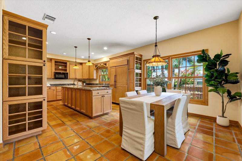 4 bedroom Single Family Residence at 2917 Sandpiper Place, Feather Sound Custom Home Site Unit III, Clearwater — photo 4
