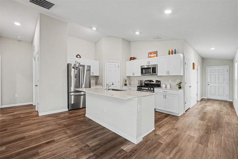 3 bedroom Single Family Residence at 14919 Sterling Spur Avenue, Hinton Hawkstone Ph 2A & 2B2, Lithia — photo 2