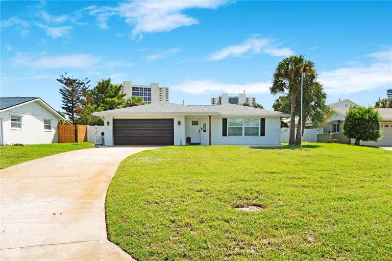 3 bedroom Single Family Residence at 2565 S Peninsula Drive, C N Morris Mb 17 Pg 38, Daytona Beach — photo 1