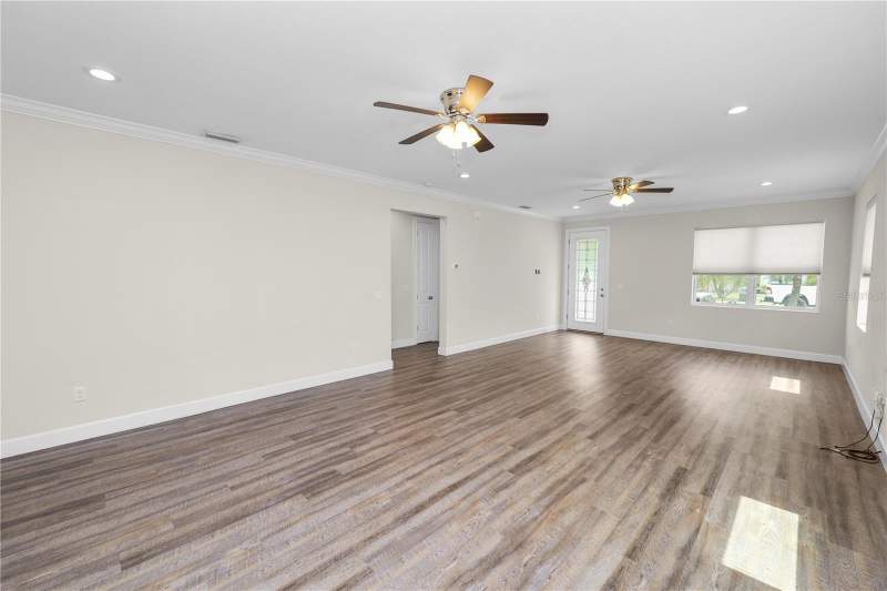 3 bedroom Single Family Residence at 3725 57th Avenue, East Orangewood Heights, St Petersburg — photo 5