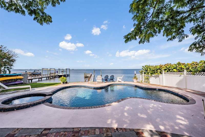 4 bedroom Single Family Residence at 615 N Mayo Street, Seaside Point, Crystal Beach — photo 4