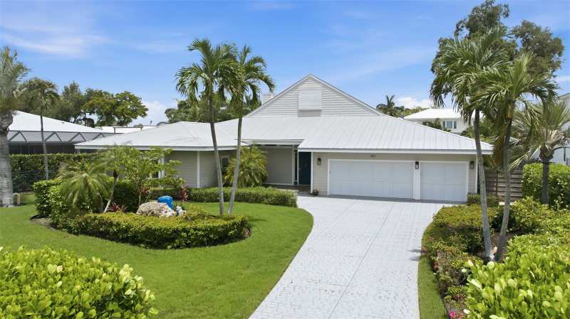 4 bedroom Single Family Residence at 1511 N Lake Shore Drive, Oyster Bay Estates, Sarasota — photo 1