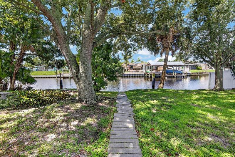 4 bedroom Single Family Residence at 10718 Drummond Rd, Tampa Shores Inc No 1 Unit 1 A Replat No, Tampa — photo 5