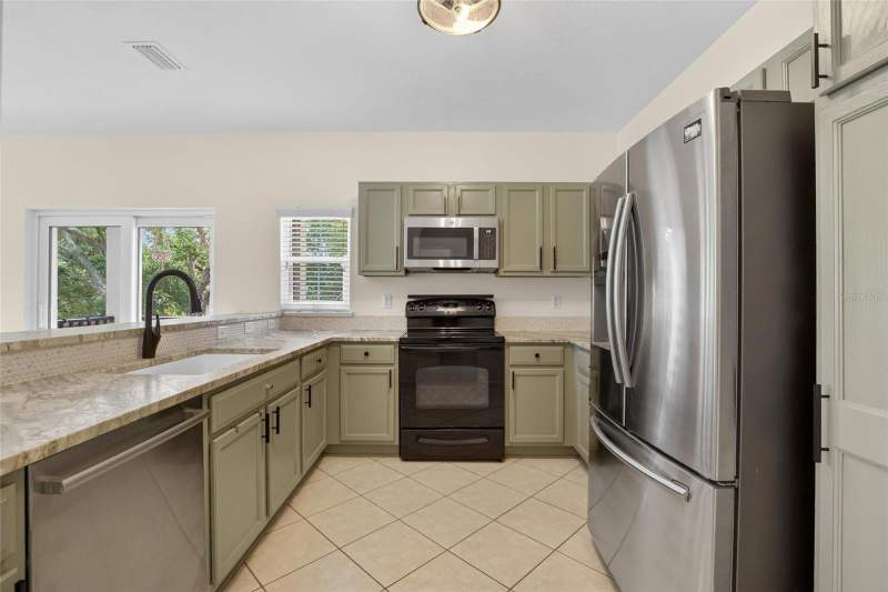 3 bedroom Townhouse at 307 Summer Clouds Place, Whispering Oaks Twnhms, Brandon — photo 4