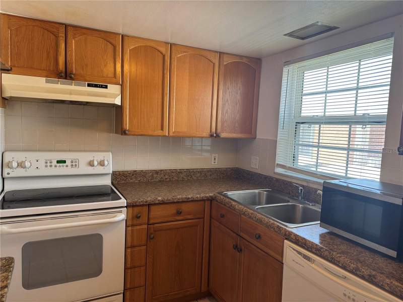 1 bedroom Condominium at 8542 10th Street #C, Jamestown Condo, St Petersburg — photo 2