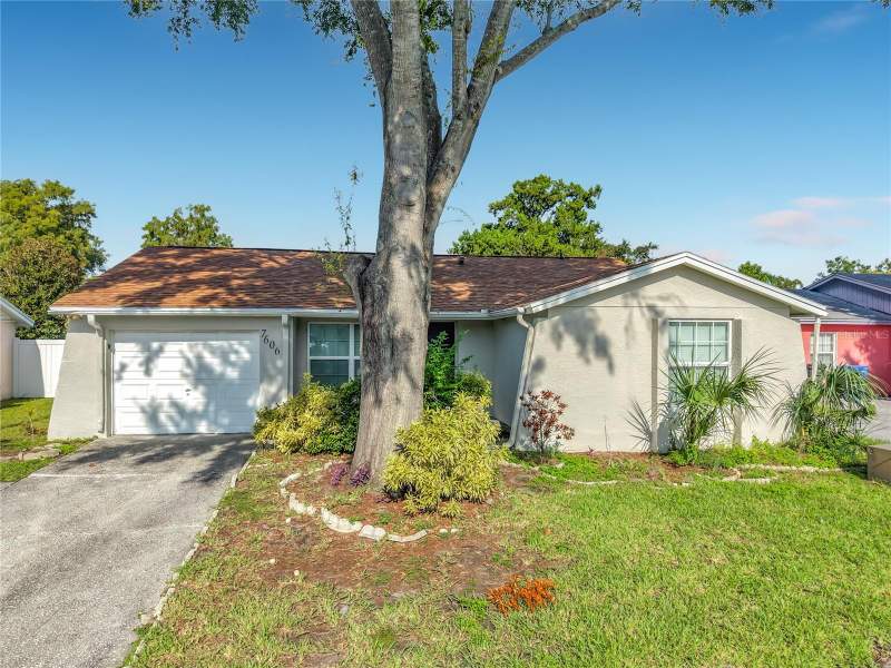 3 bedroom Single Family Residence at 7606 Woodland Oaks Court, Timberlane Sub Unit 3A, Tampa — photo 2
