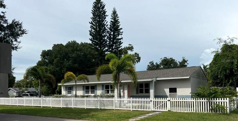 4 bedroom Single Family Residence at 1726 55th Street, Pasadena Gardens Gulfview Sec, Gulfport — photo 2