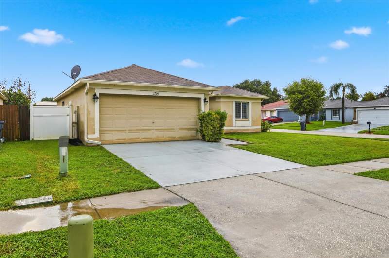 3 bedroom Single Family Residence at 1210 Blufield Avenue, Heather Lakes Unit Xxi Ph A, Brandon — photo 4