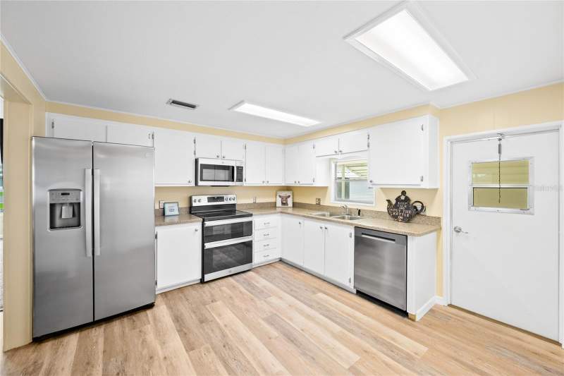 2 bedroom Mobile Home at 150 Azalea Trail, Hawthorne At Leesburg A Coop, Leesburg — photo 5