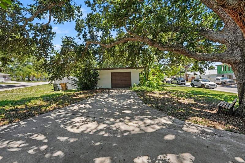 4 bedroom Single Family Residence at 217 GARDEN CIRCLE, EAGLES NEST GARDENS ESTATES, BELLEAIR — photo 4