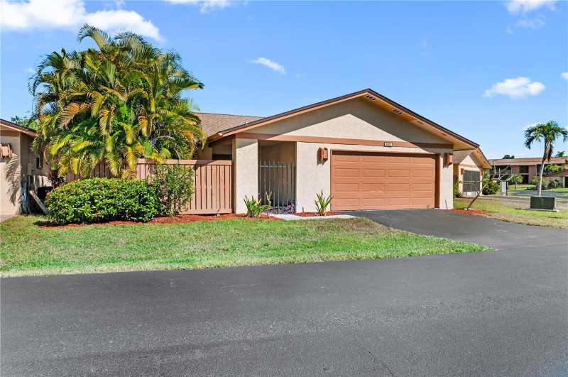 3 bedroom Villa at 6479 Royal Woods Drive, Royal Woods Ph 02, Fort Myers — photo 1