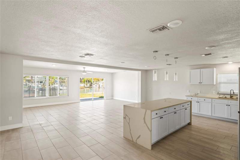 3 bedroom Single Family Residence at 516 Crystal Drive, Crystal Island, Madeira Beach — photo 4