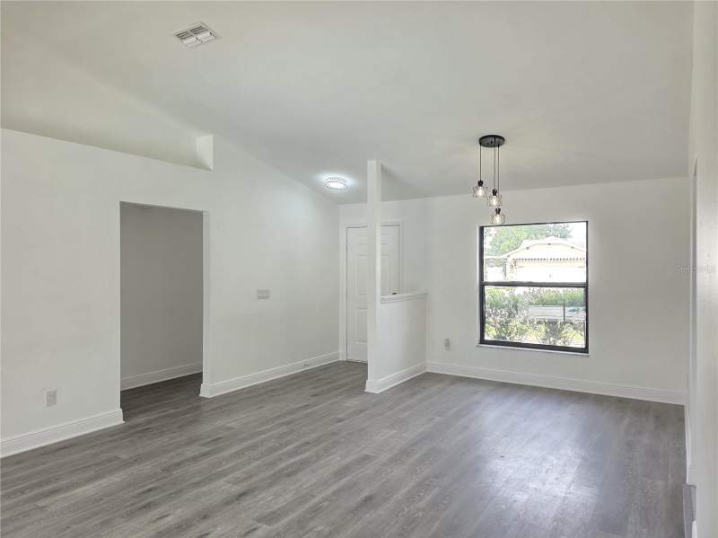 3 bedroom Single Family Residence at 516 Rapid Falls Drive, Highland Ridge Unit 1, Brandon — photo 2