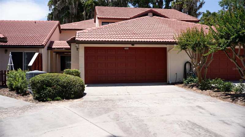 3 bedroom Townhouse at 603 Waterwood Drive, Waterwood Twnhs Sub, Yalaha — photo 1