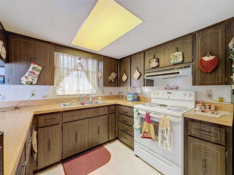 2 bedroom Single Family Residence at 9916 Lake Chrise Lane, Regency Park, Port Richey — photo 4