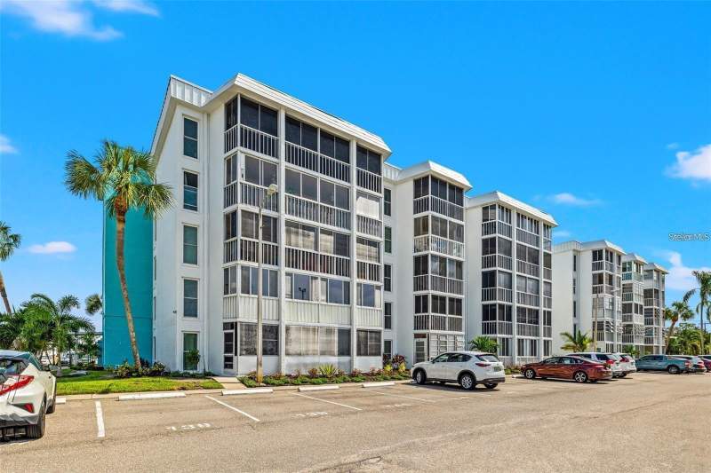 3 bedroom Condominium at 4908 38th Way #401, Moorings Of Maximo Condo, St Petersburg — photo 2