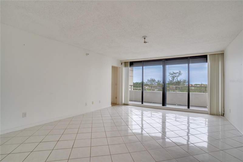 2 bedroom Condominium at 5940 Pelican Bay Plaza #504, Pelican Bay Yacht Club Condo Bldg B, St Petersburg — photo 4