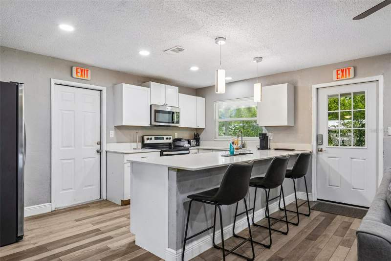 4 bedroom Single Family Residence at 520 Fairfax Lane, Apollo Beach Unit One Pt One, Apollo Beach — photo 4