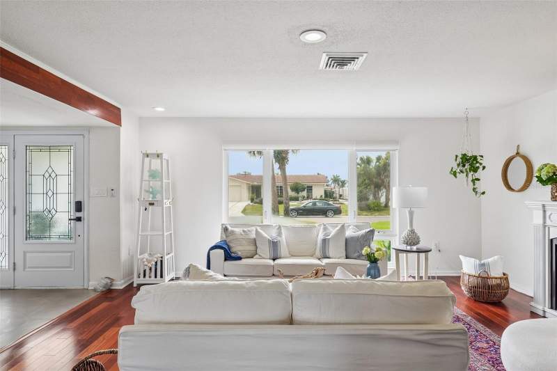 4 bedroom Single Family Residence at 4379 44th Street, Broadwater Unit 2 Blk P, St Petersburg — photo 3
