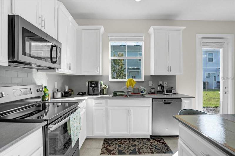 3 bedroom Townhouse at 2909 Theme Street, Storey Lake 25th, Kissimmee — photo 3